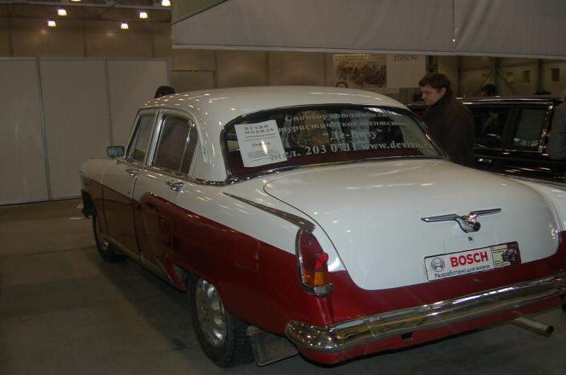 Oldtimer-выставка в Москве, 2006: красно-белый «Днепр» с Bosch-наклейкой