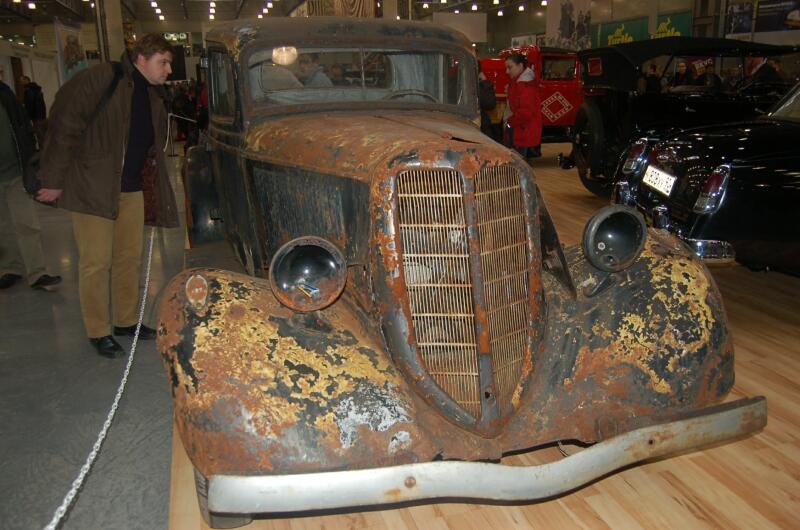 Oldtimer 2006: ржавый старинный автомобиль на выставке в Москве
