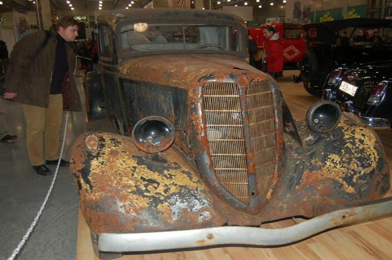 Oldtimer 2006: ржавый старинный автомобиль на выставке в Москве