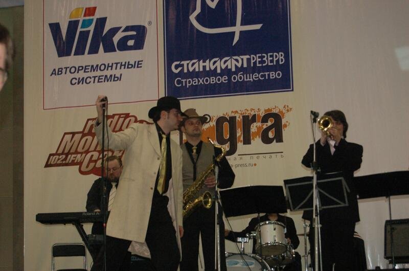 Oldtimer 2006: джаз-группа на сцене у баннеров Vika и Стандарт Резерв