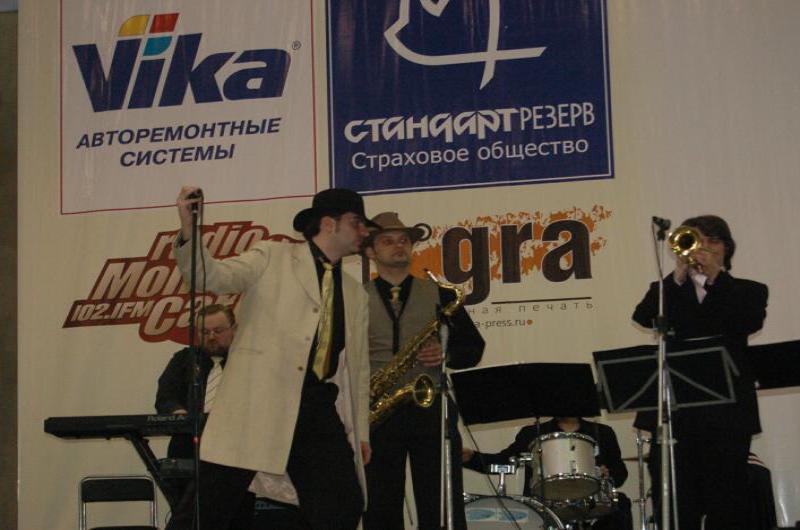 Oldtimer 2006: джаз-группа на сцене у баннеров Vika и Стандарт Резерв