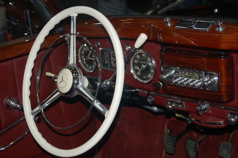 Oldtimer 2006: роскошный салон Mercedes-Benz с деревянной панелью и хромом
