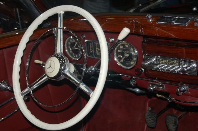 Oldtimer 2006: роскошный салон Mercedes-Benz с деревянной панелью и хромом