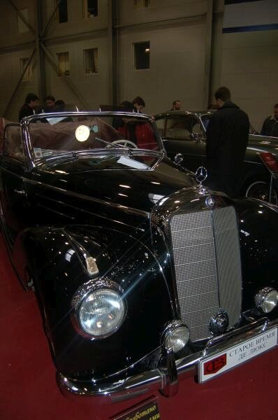 Oldtimer-выставка в Москве, 2006: чёрный Mercedes-Benz 1950-х на красном ковре