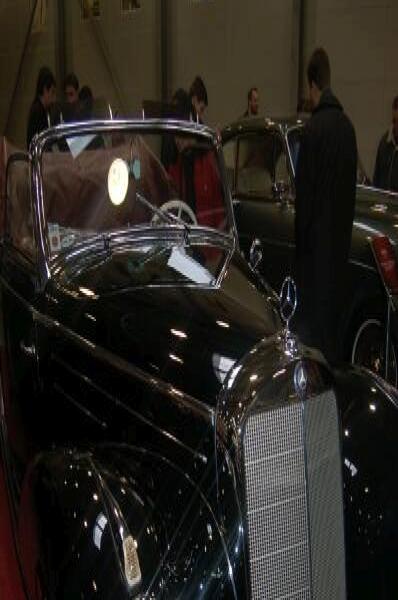 Oldtimer-выставка в Москве, 2006: чёрный Mercedes-Benz 1950-х на красном ковре