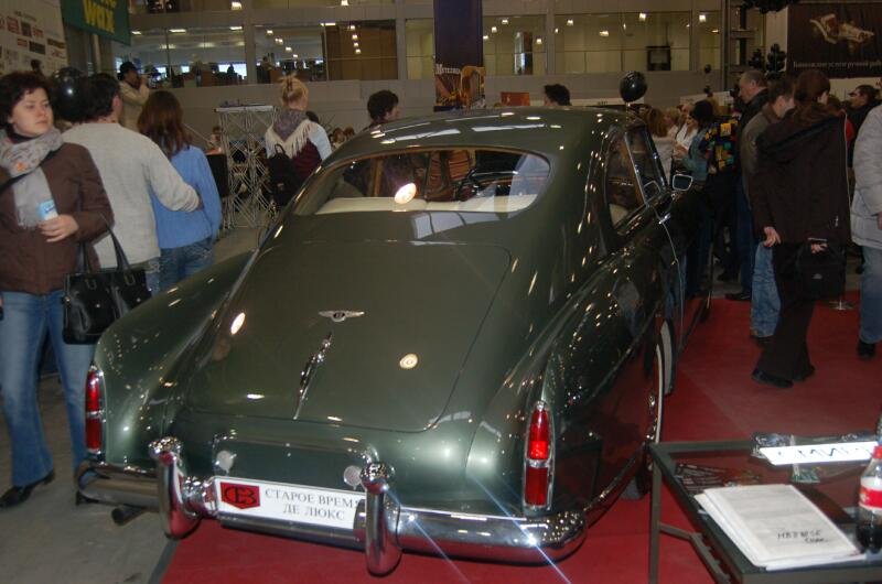 Oldtimer-выставка в Москве, 2006: зелёный купе с эмблемой Bentley