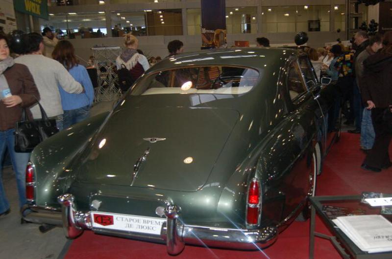 Oldtimer-выставка в Москве, 2006: зелёный купе с эмблемой Bentley