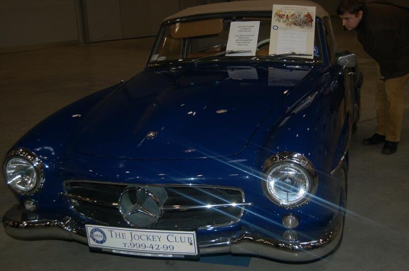 Oldtimer 2006: синий Mercedes-Benz 1955 года в зале выставки