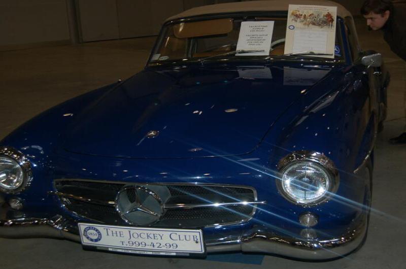 Oldtimer 2006: синий Mercedes-Benz 1955 года в зале выставки