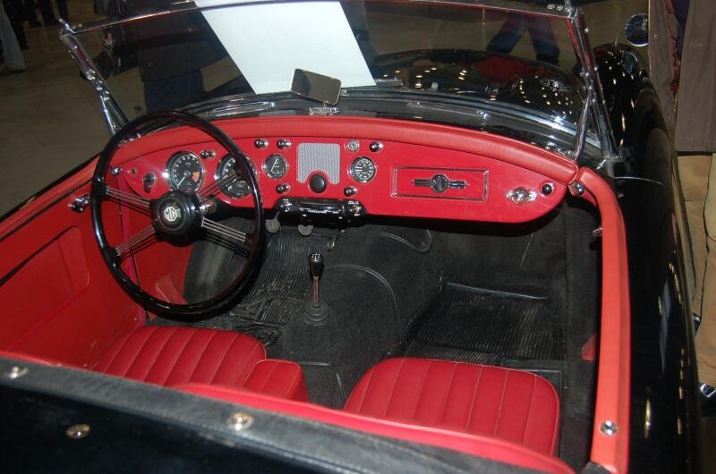 Oldtimer 2006: красный руль и чёрные коврики в кабине классического мотоцикла