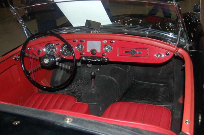Oldtimer 2006: красный руль и чёрные коврики в кабине классического мотоцикла