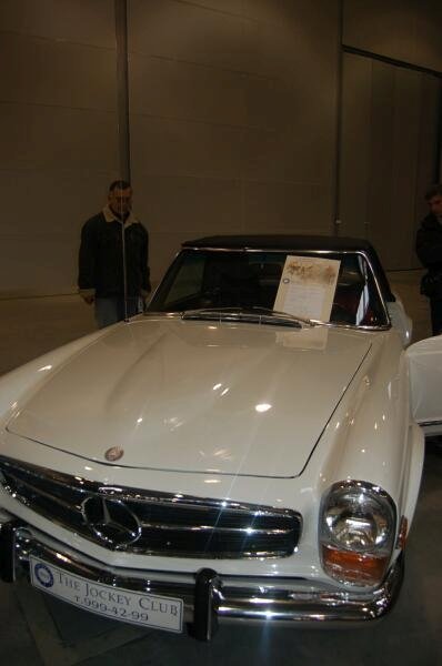 Oldtimer 2006, Москва: белый Mercedes-Benz SL-класса с табличкой «The Jockey Club»