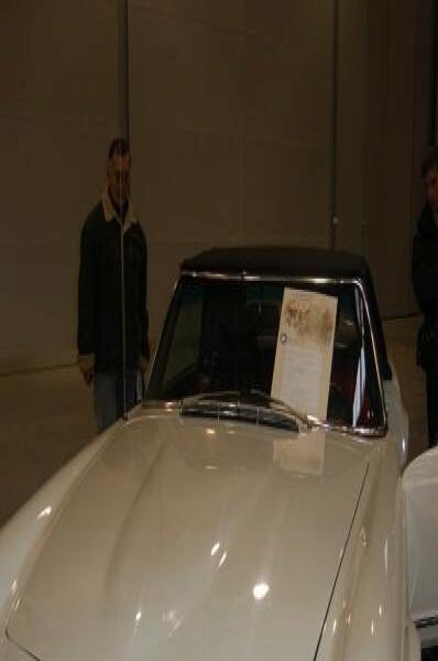 Oldtimer 2006, Москва: белый Mercedes-Benz SL-класса с табличкой «The Jockey Club»