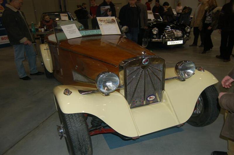 Oldtimer-выставка в России, 2006: деревянный кабриолет с хромом и «Микки Маус»