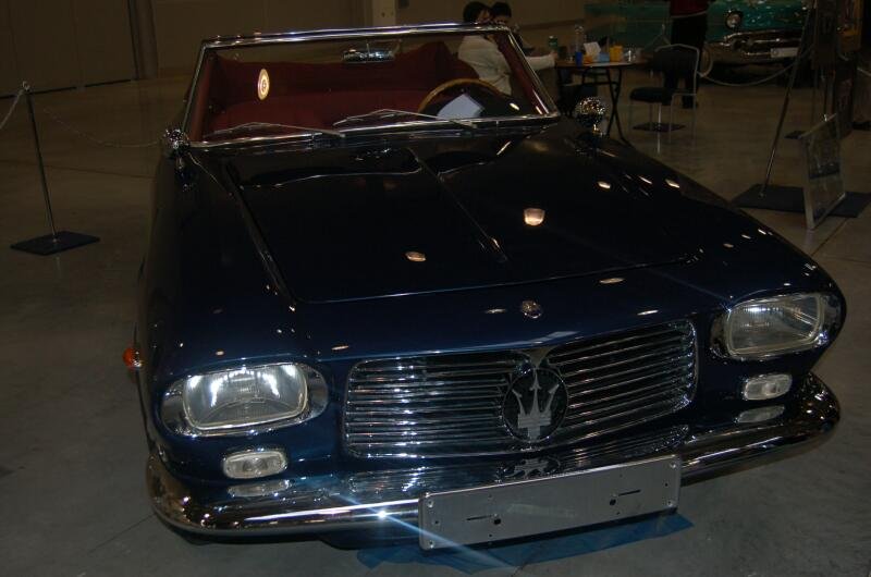 Oldtimer 2006: синий Maserati в зале выставки