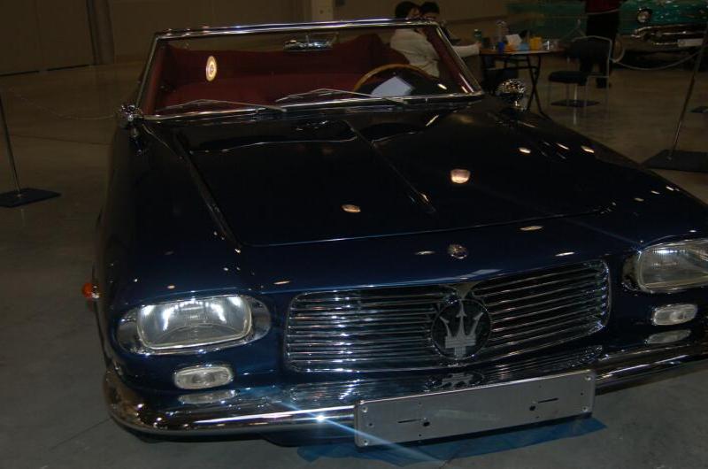 Oldtimer 2006: синий Maserati в зале выставки