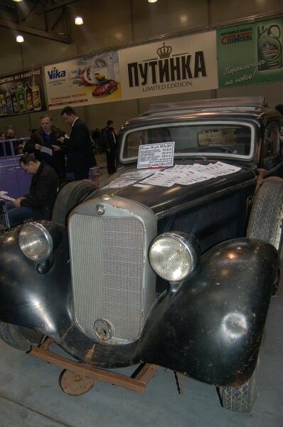 Oldtimer-выставка в Москве, 2006: чёрный Mercedes-Benz с решёткой радиатора и табличкой «Продается»