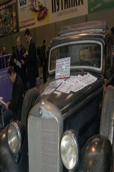 Oldtimer-выставка в Москве, 2006: чёрный Mercedes-Benz с решёткой радиатора и табличкой «Продается»