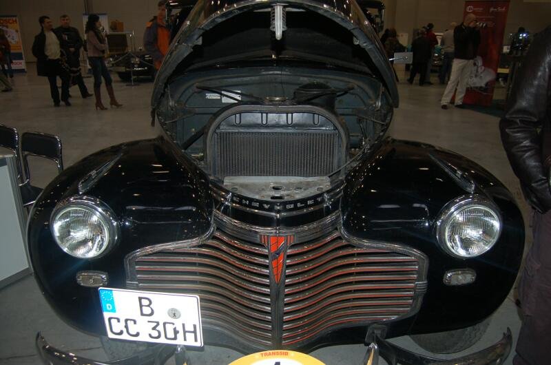 Oldtimer-выставка в России, 2006: чёрный Chevrolet с открытым капотом