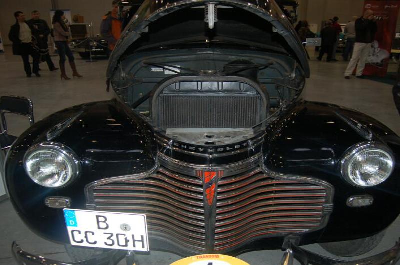Oldtimer-выставка в России, 2006: чёрный Chevrolet с открытым капотом