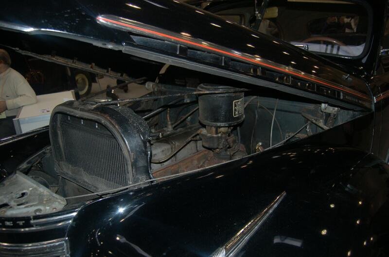 Oldtimer 2006: черный классический автомобиль с открытым капотом в выставочном зале
