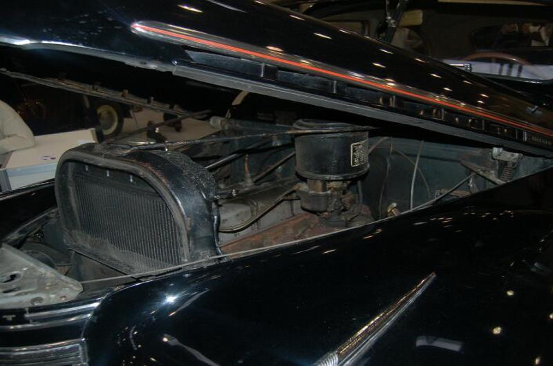 Oldtimer 2006: черный классический автомобиль с открытым капотом в выставочном зале