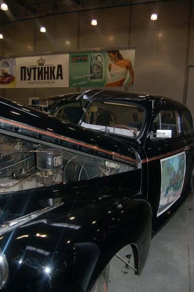 Oldtimer 2006: чёрный классический автомобиль с открытым капотом в выставочном зале