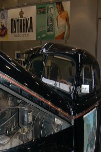 Oldtimer 2006: чёрный классический автомобиль с открытым капотом в выставочном зале