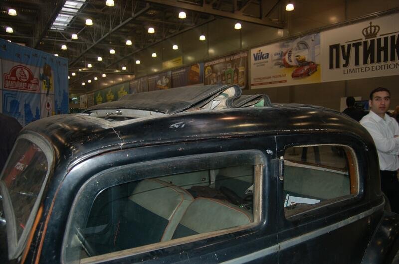 Oldtimer-выставка в Москве, 2006: ржавый кабриолет с откидным верхом