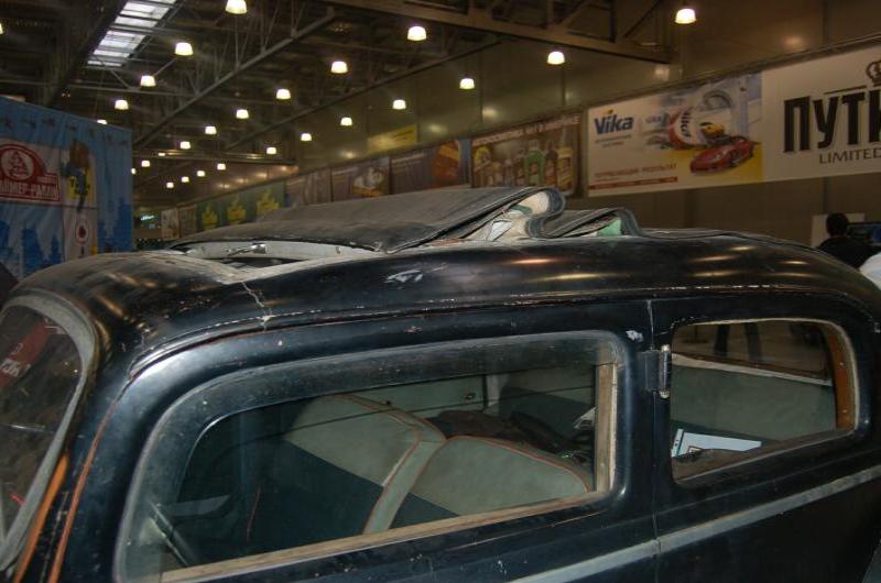 Oldtimer-выставка в Москве, 2006: ржавый кабриолет с откидным верхом