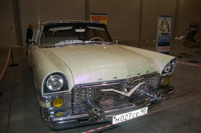 Oldtimer-выставка в Москве, 2006: белый ГАЗ-М20 «Победа» с хромированным бампером