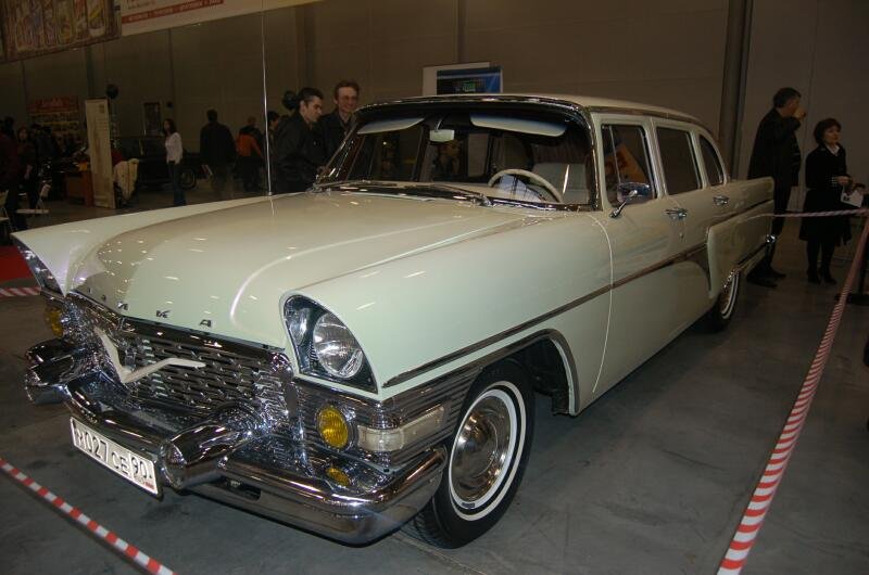 Москва, Oldtimer 2006: белый ГАЗ-12 «Волга» с хромированным бампером
