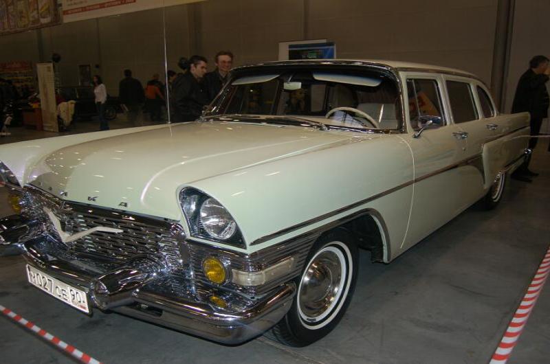 Москва, Oldtimer 2006: белый ГАЗ-12 «Волга» с хромированным бампером