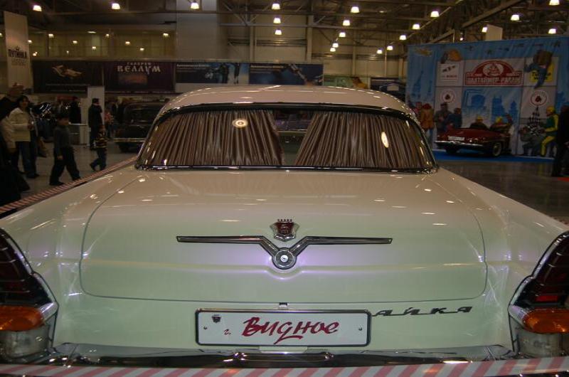 Oldtimer-выставка в Москве, 2006: белый «Волга» с табличкой «в. Выдное»