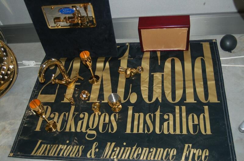 Oldtimer, 2006: золотые краны и вывеска «24 kt. Gold»