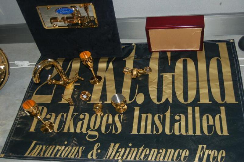 Oldtimer, 2006: золотые краны и вывеска «24 kt. Gold»