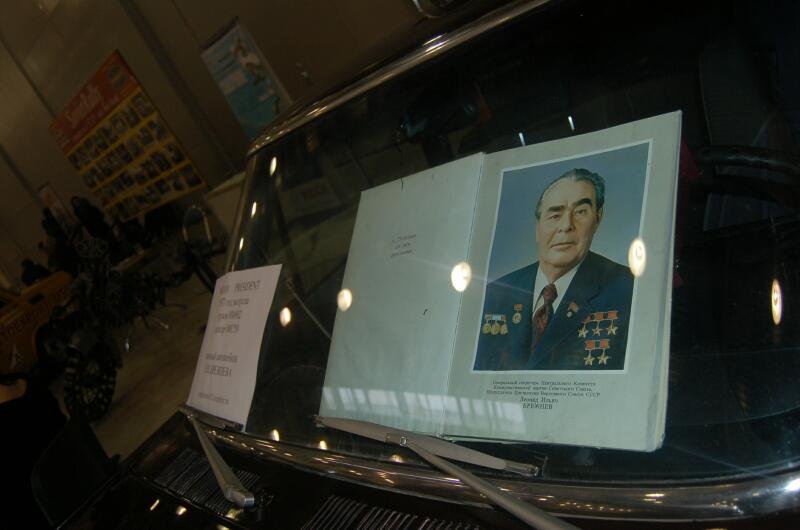 Oldtimer 2006: альбом с портретом в лобовом стекле автомобиля