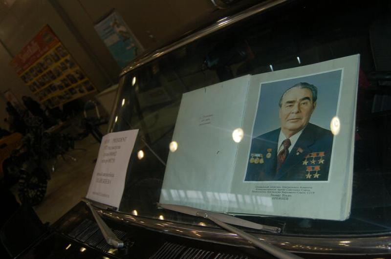 Oldtimer 2006: альбом с портретом в лобовом стекле автомобиля