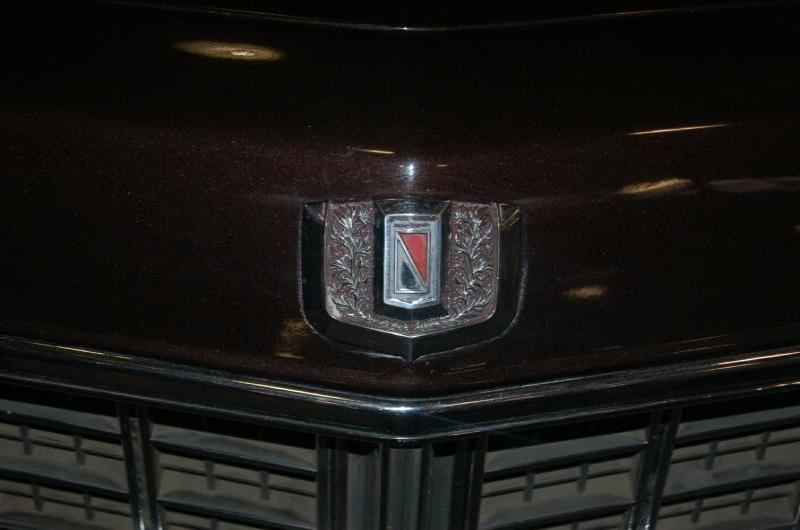 Oldtimer 2006: эмблема «Нива» на бордовой решётке радиатора