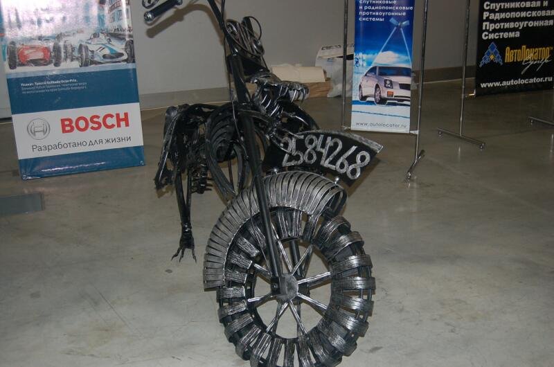 Oldtimer 2006: металлический мотоцикл-скелет на выставке в России