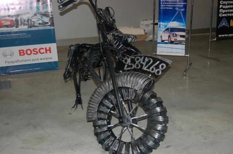 Oldtimer 2006: металлический мотоцикл-скелет на выставке в России