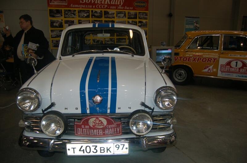 Oldtimer-ралли 2006: белая Лада с синими полосами в зале выставки