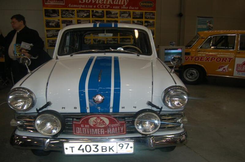Oldtimer-ралли 2006: белая Лада с синими полосами в зале выставки