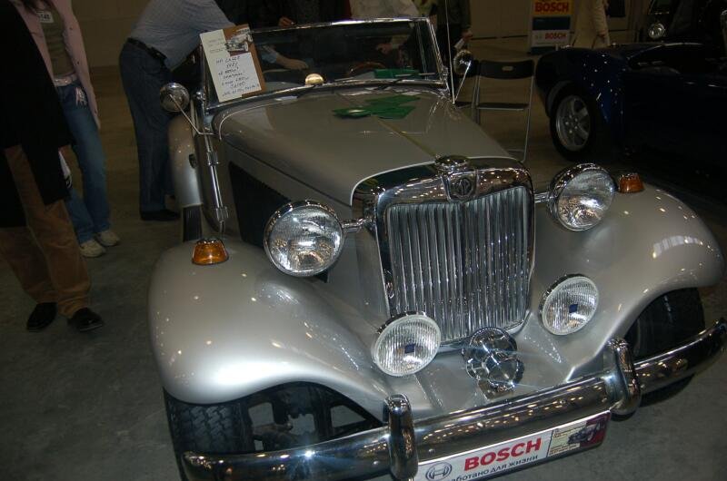 Oldtimer-выставка в России, 2006: серебристый ретроавтомобиль с хромированным радиатором