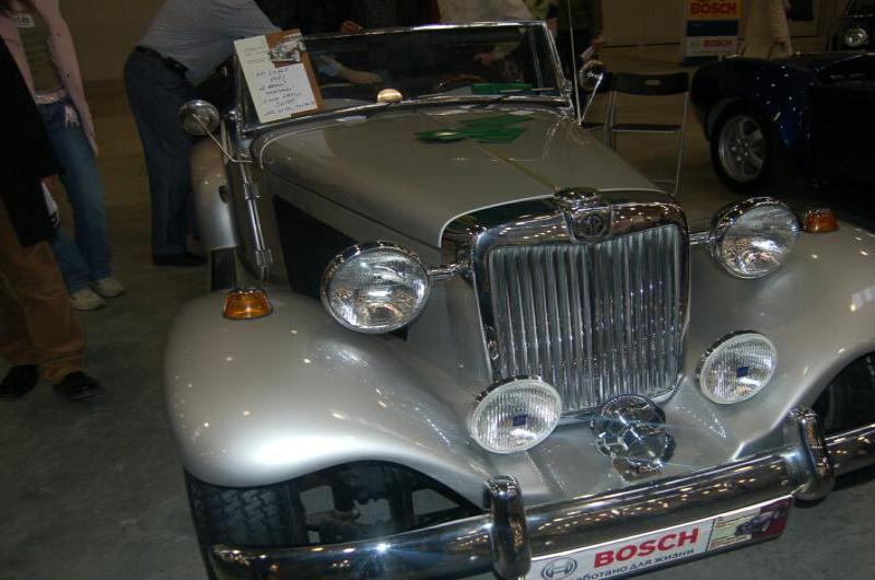 Oldtimer-выставка в России, 2006: серебристый ретроавтомобиль с хромированным радиатором