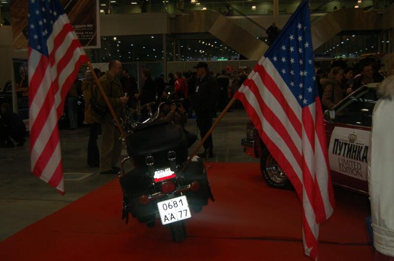 Oldtimer-выставка в Москве, 2006: мотоцикл с флагами США и «Путина»