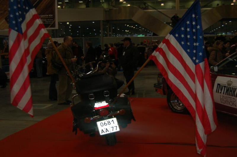 Oldtimer-выставка в Москве, 2006: мотоцикл с флагами США и «Путина»