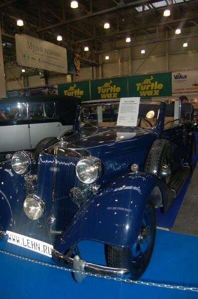 Oldtimer 2006: синий ретро-автомобиль на выставке в Москве