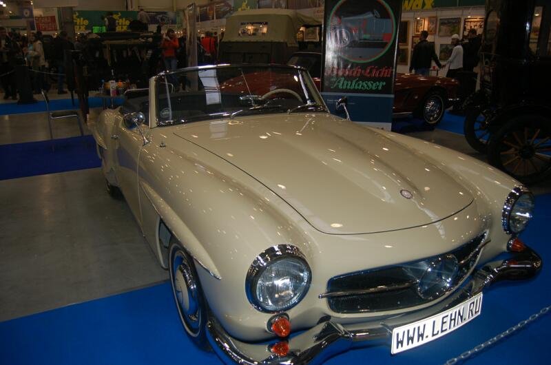 Белый классический кабриолет Mercedes-Benz 190 SL на выставке старинных автомобилей