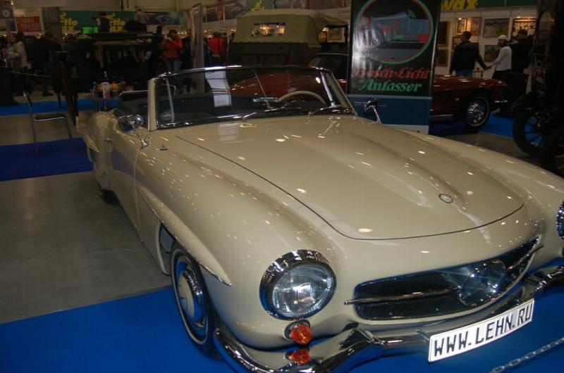 Белый классический кабриолет Mercedes-Benz 190 SL на выставке старинных автомобилей